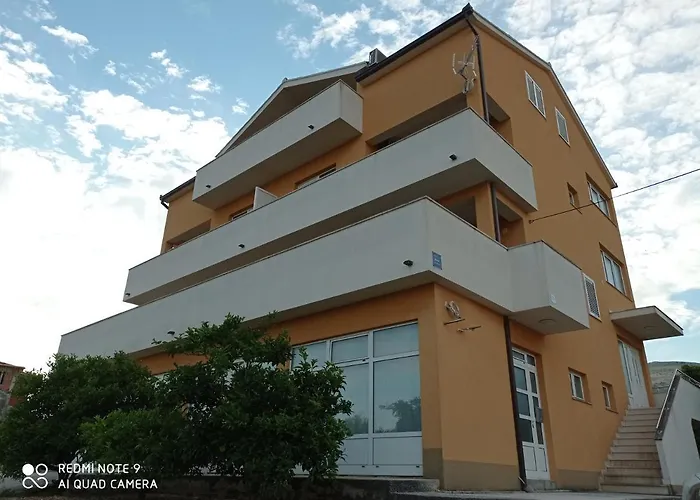 With Balcony טרוגיר