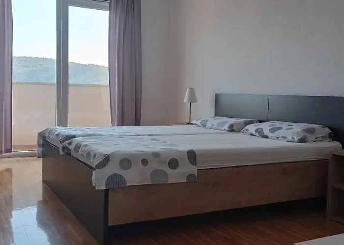 דירה With Balcony *